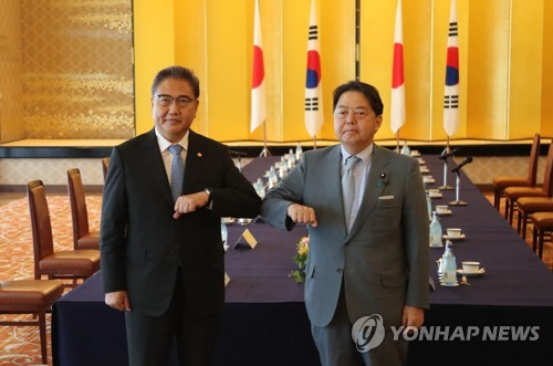 18일 오후 일본 도쿄도 미나토구 소재 외무성 이쿠라공관에서 박진 한국 외교부 장관과 하야시 요시마사 일본 외무상이 회담에 앞서 인사를 나누고 있다./연합뉴스