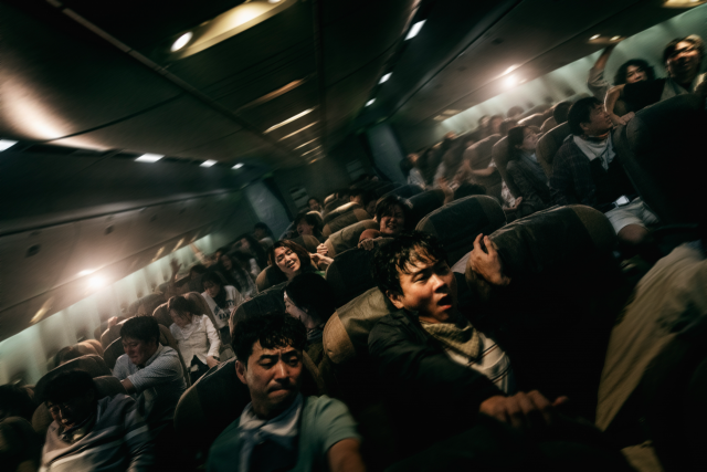 영화 ‘비상선언’은 흔들리는 항공기를 실감나게 표현하려 실제 비행기로 만든 세트를 직접 360도 회전시켰다. 사진 제공=쇼박스