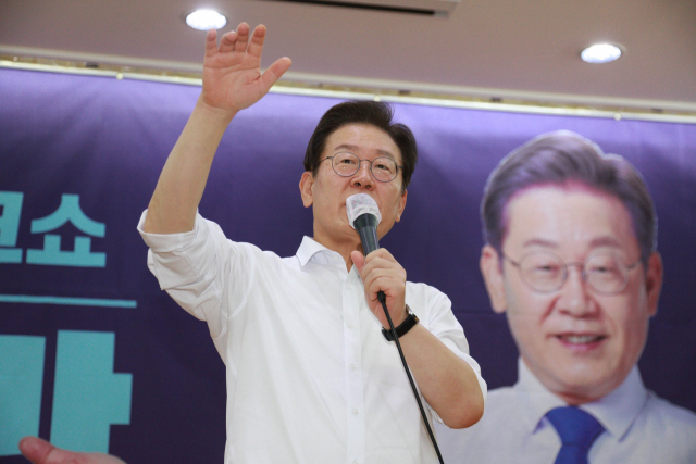 더불어민주당 당 대표 후보인 이재명 의원이 31일 대구 북구 엑스코에서 시민 토크쇼를 하고 있다. 연합뉴스
