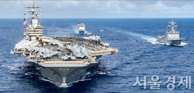 미 해군 핵항공모함 로널드 레이건호(맨 앞)가 지난 2022년 6월 4일(현지시간) 필리핀해 일대에서 전투기들을 가득 싣고 대한민국 해군의 함정(오른쪽) 등과 함께 연합훈련을 하고 있다. (사진제공=미 해군)