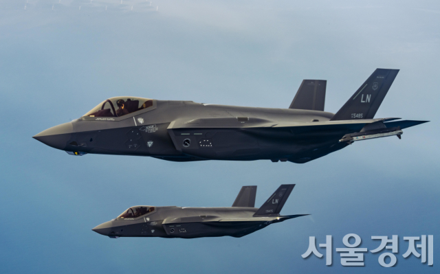 미공군 F-35A 편대가 지난 4월 14일(현지시간) 대서양의 북해 일대에서 비행하고 있다. 미 공군은 5일 F-35A 6대를 한반도에 전개해 한미 공군 연합훈련에 돌입했다. 사진제공=미 공군