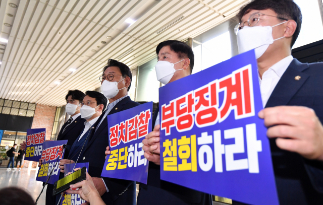 김교흥 행안위 야당간사를 비롯한 국회 행정안전위원회 민주당 의원들이 경찰서장 회의 징계와 관련해 29일 서울 서대문구 경찰청 항의 방문, 사전 브리핑을 하고 있다. 왼쪽부터 오영환, 천준호, 김교흥, 이해식, 최기상 의원. /연합뉴스