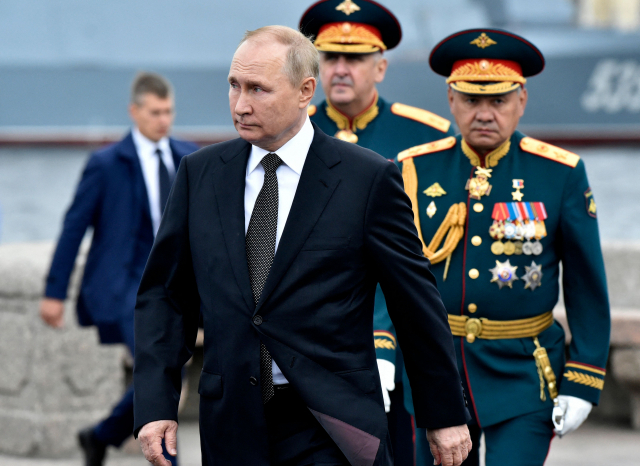 블라디미르 푸틴 러시아 대통령이 31일(현지 시간) 상트페테르부르크에서 열린 러시아 해군의날 기념식에 참석하기 위해 이동하고 있다. AFP연합뉴스