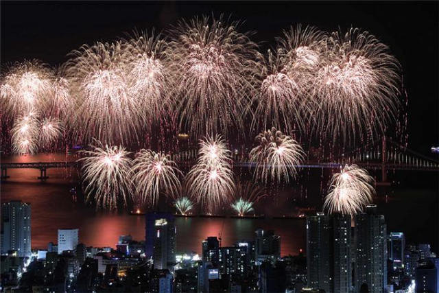 2018년에 열린 부산불꽃축제 전경./사진제공=부산시