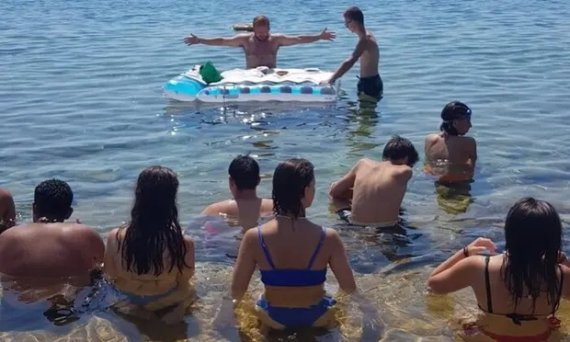 이탈리아 남부 크로토네의 한 바닷가에서 밀라노 대교구 마티아 베르나스코니(36) 신부가 수영복을 입은 채 미사를 보고 있다. 트위터 캡처