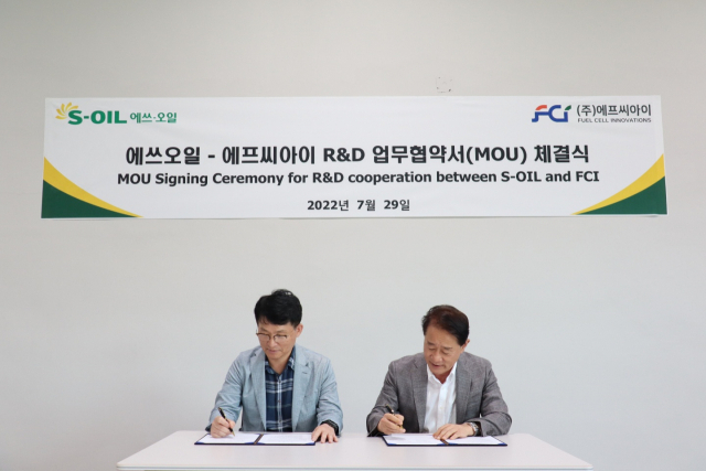 지난달 29일 대전 유성구 FCI 본사에서 열린 R&D 업무협약식에서 이정익(왼쪽) 에쓰오일 전무와 이태원 FCI 대표가 협약서에 서명하고 있다. 사진제공=에쓰오일