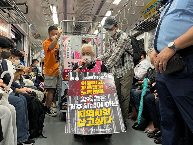 박경석 전국장애인차별철폐연대 대표가 1일 서울 지하철 5호선 광화문역에서 지하철에 탑승해 시위를 벌이고 있다. 전장연 제공