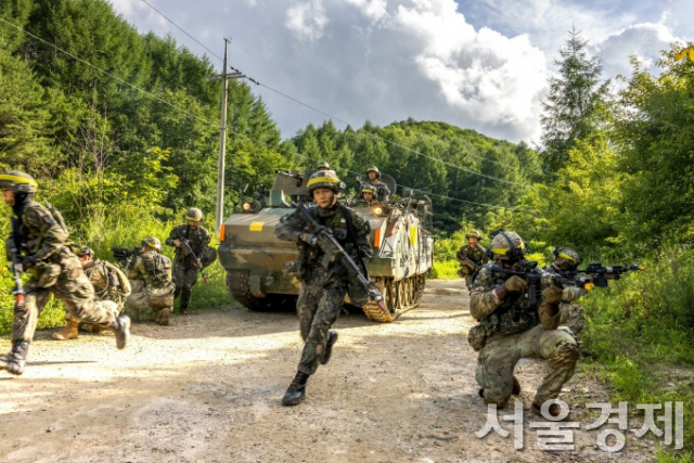 육군이 지난 7월 실시한 육군과학화전투훈련단(KTCT)의 여단급 쌍방훈련에서 한미연합사단(주한 미2사단) 2개 중대가 처음 참여한 가운데 한미 장병들이 실전적 전투를 하고 있다. 사진제공=육군