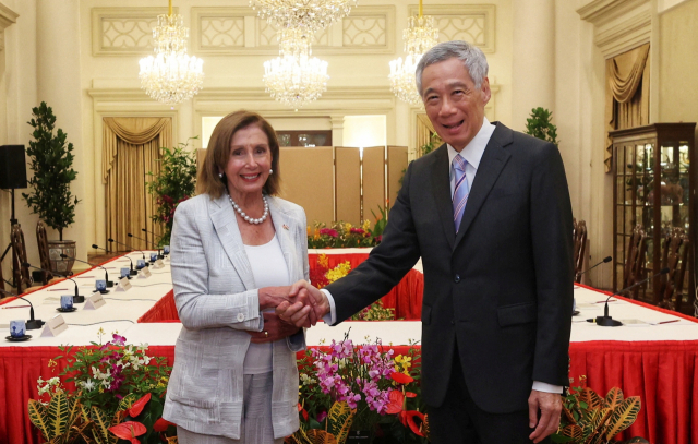 낸시 펠로시(왼쪽) 미국 하원의장이 1일(현지 시간) 아시아 첫 순방국인 싱가포르에서 리셴룽 총리와 만나 악수하고 있다. 싱가포르 외교부는 리 총리가 이 자리에서 지역 평화와 안보를 위해 안정적인 미중 관계의 중요성을 강조했다고 밝혔다. 로이터연합뉴스