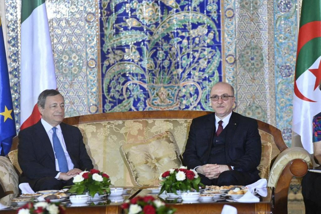 압델마드지드 테분(오른쪽) 알제리 대통령이 지난달 18일(현지시간) 마리오 드라기 당시 이탈리아 총리와 알제리의 수도 알제에서 만나 환담을 나누고 있다. 로이터연합뉴스