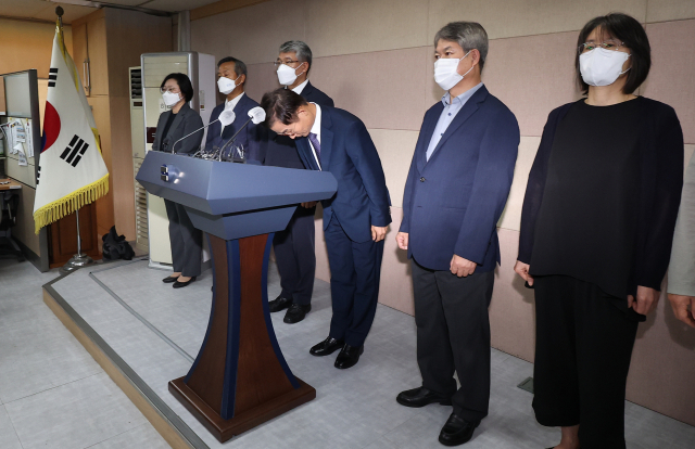 김호철 국가경찰위원회 위원장 등 국가경찰위 위원들이 2일 서울 서대문구 미근동 경찰청에서 경찰국 강행 유감 표명 기자회견을 하고 있다. 연합뉴스