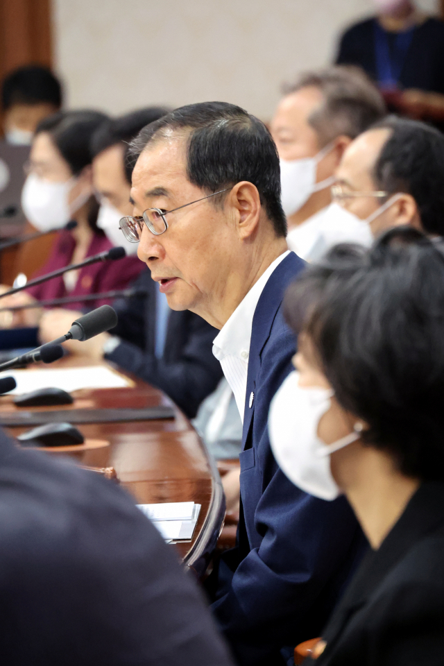 한덕수 국무총리가 2일 오전 정부서울청사에서 열린 국무회의를 주재하고 있다. 연합뉴스