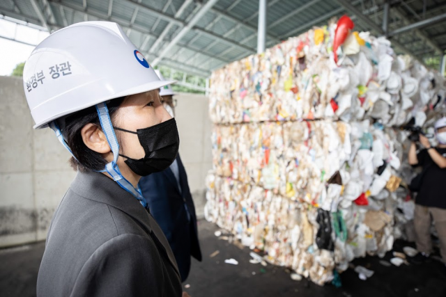 한화진 환경부 장관이 충남 천안 재활용 선별장에서 재활용품 공공선별 시설 현장을 확인하고 있다. 사진제공=환경부