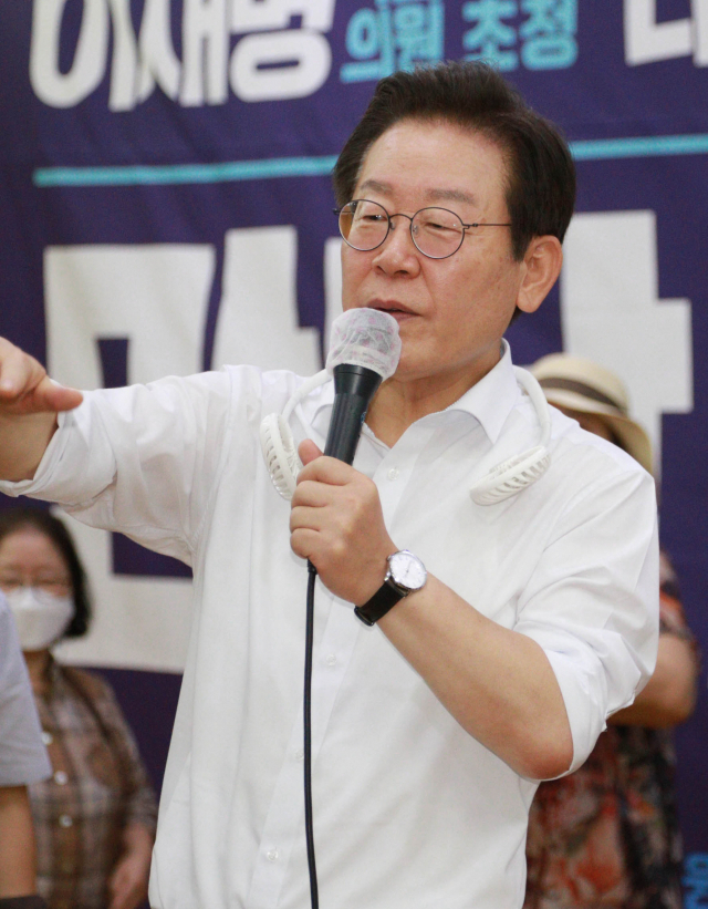 이재명 더불어민주당 의원이 지난달 31일 대구 북구 엑스코에서 시민 토크쇼를 하고 있다. /연합뉴스