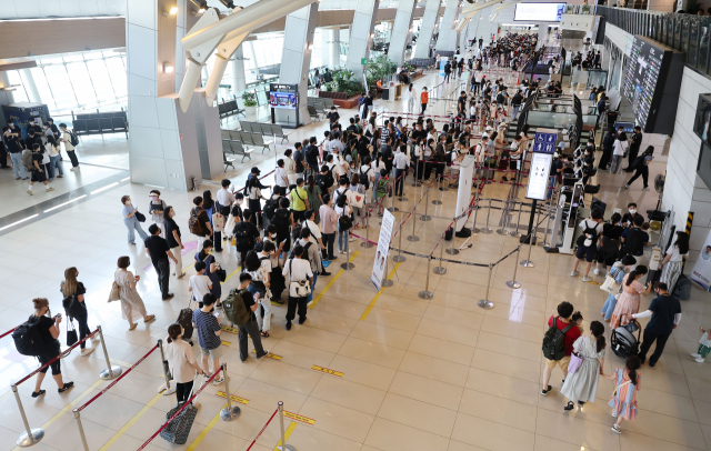 여름 휴가철을 맞은 지난달 29일 김포국제공항 국내선 청사가 입출국 여행객들로 분주하다. 연합뉴스