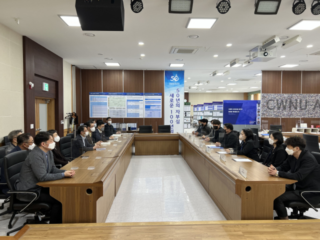 한국건축학교육인증원 실사평가단의 건축학교육 프로그램 인증심의 당시 창원대 건축학부 교수진과의 회의 장면. /사진제공=창원대