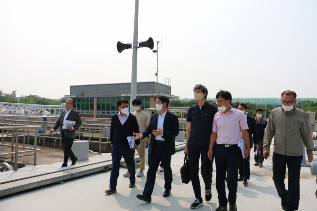 이동환(왼쪽 두번째) 고양시장이 6월 20일 서울 난지물재생센터를 방문해 시설을 점검하고 있다. 사진제공=고양시