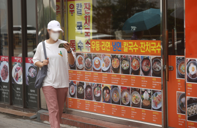 지난달 17일 서울 시내 한 음식점 거리. 연합뉴스