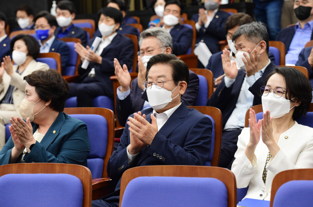 이재명 더불어민주당 의원이 2일 국회에서 열린 의원총회에서 박수치고 있다. /성형주 기자