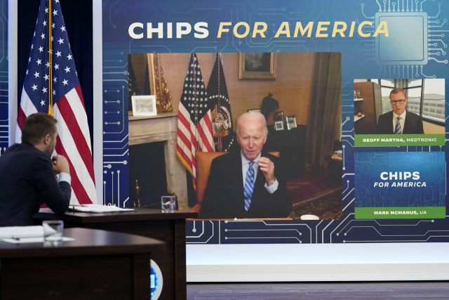 조 바이든(왼쪽 화면) 미국 대통령이 7월 22일(현지 시간) 당시 코로나 19에 확진돼 격리 중인 상황에서 반도체법 관련 화상회의를 주재하고 있다. AP연합뉴스
