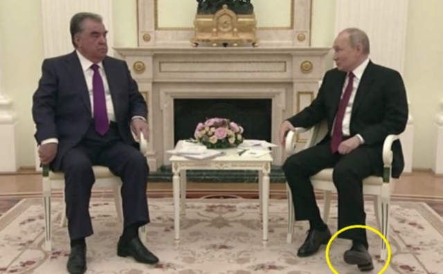 푸틴 대통령이 지난 5월 알렉산드르 루카셴코 벨라루스 대통령과 러시아 소치에서 가진 정상회담에서 왼발을 어색하게 비트는 모습이 여러 차례 포착됐다./사진=트위터 캡처