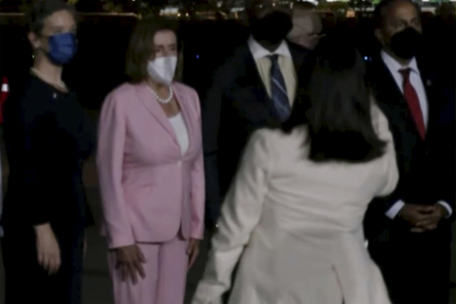 낸시 펠로시 미국 하원의장이 2일(현지시간) 밤 대만 쑹산 공항에 도착했다. /AP연합뉴스