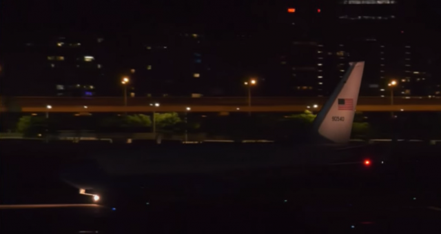 낸시 펠로시 하원의장 일행을 태운 미국 항공기가 2일 대만 타이베이 쑹산 공항에 착륙하고 있다.