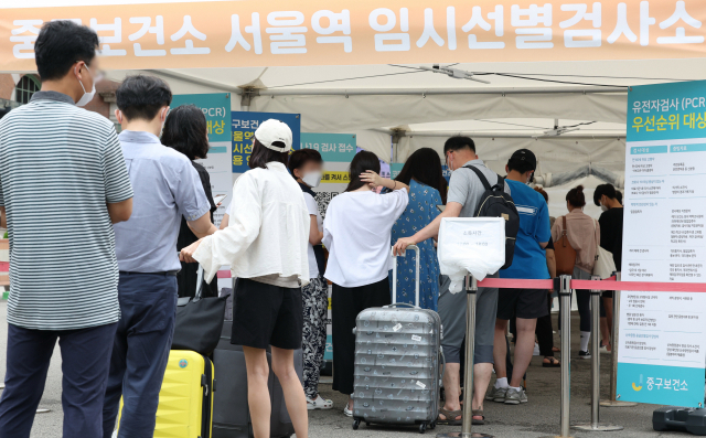 2일 서울 중구 서울역 임시선별검사소에서 시민들이 코로나19 검사를 기다리고 있다. 1789명 발생했다. 성형주 기자