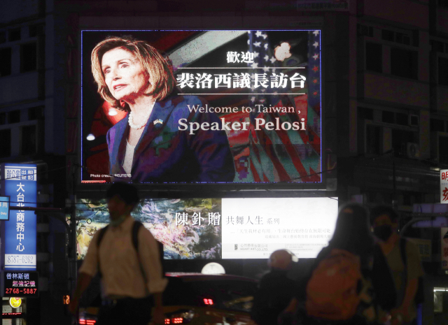 대만 타이페이 시민들이 2일 낸시 펠로시 미국 하원의장을 환영하는 광고판을 지나가고 있다./AP 연합뉴스
