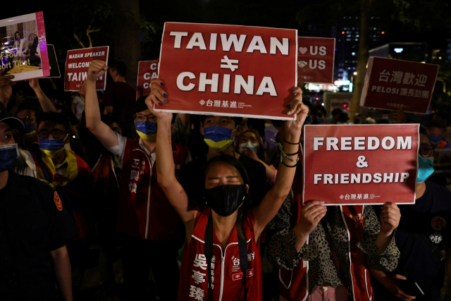 2일(현지시간) 대만 타이베이에서 낸시 펠로시 미국 하원의장의 방문을 지지하는 시위대가 '대만은 중국이 아니다'(가운데)라고 적힌 피켓을 들고 있다. 미국 권력 서열 3위인 펠로시 의장은 중국의 강력 반발에도 이날 대만을 방문했다. /연합뉴스