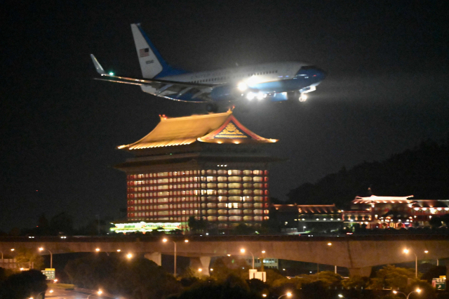 2일(현지시간) 낸시 펠로시 미국 하원의장이 탑승한 미군 항공기가 타이베이 쑹산 공항에 착륙하고 있다. AFP연합뉴스