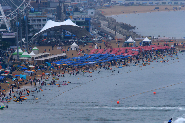 7월 31일 속초해수욕장을 찾은 많은 피서객이 물놀이를 즐기고 있다. 연합뉴스