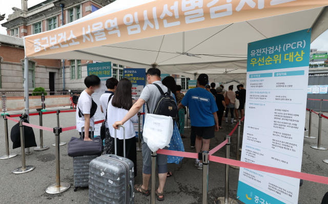 2일 서울 중구 서울역 임시선별검사소에서 시민들이 코로나19 검사를 기다리고 있다. 성형주 기자