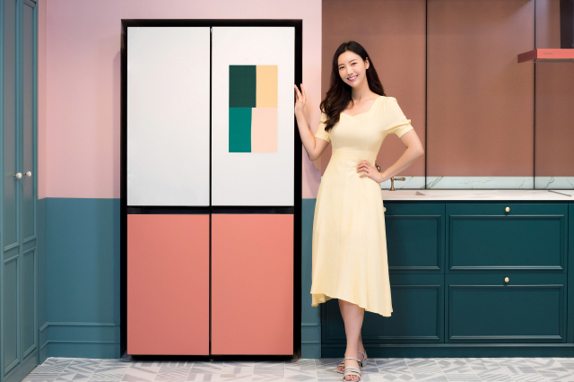 삼성전자 모델이 패밀리허브 냉장고의 ‘비스포크 아뜰리에’ 앱으로 띄운 미술 작품을 소개하고 있다.