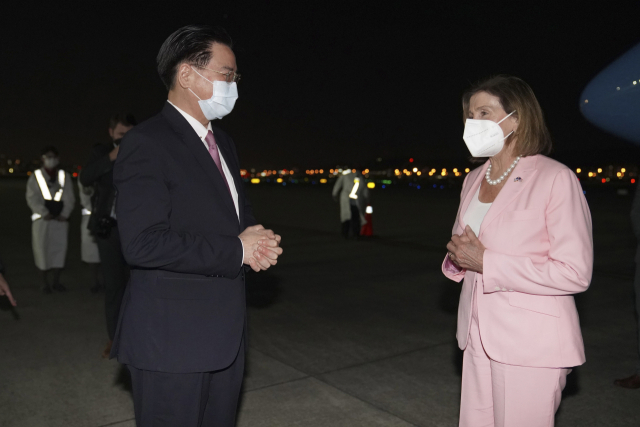 낸시 펠로시(오른쪽) 미국 하원의장이 2일 타이완 타이페이 쑹산 공항에 도착해 우자오셰 대만 외무장관의 영접을 받고 있다. AP연합