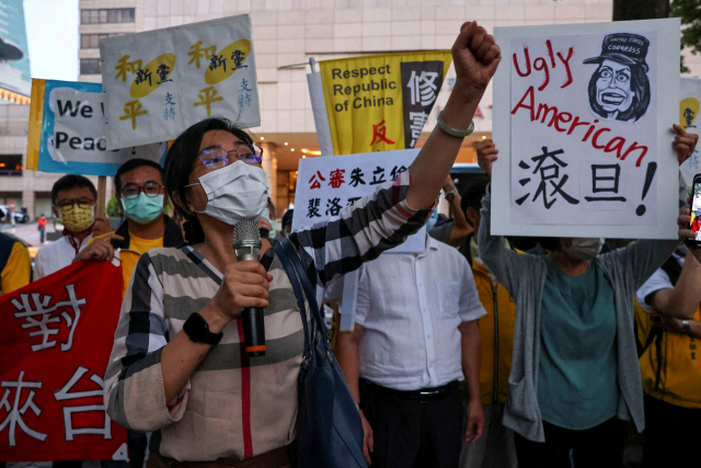 낸시 펠로시 미국 하원의장의 타이완 방문에 반대하는 시위대가 2일 시위를 벌이고 있다. 로이터연합