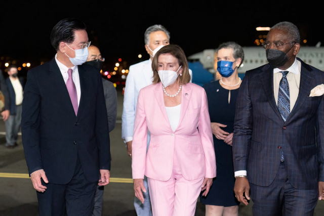 낸시 펠로시(가운데) 미국 하원 의장이 2일 밤 대만 타이베이 쑹산 공항에 도착해 관계자들과 이야기를 나누고 있다. AFP연합뉴스