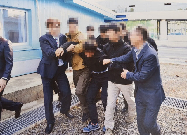 통일부가 공개한 2019년 11월 탈북 어민 북송 당시 모습. 사진 제공=통일부 대변인실
