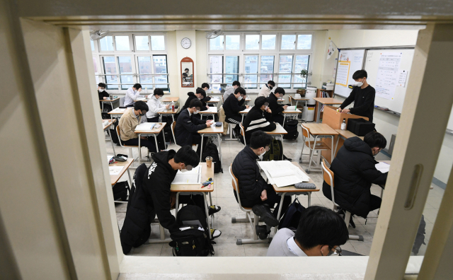 서울 용산고 학생들이 올해 3월 전국연합학력평가를 치르고 있다. 서울경제DB