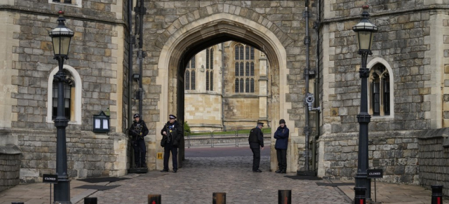 英 여왕 거처에 석궁 들고 침입한 남성…반역죄 기소
