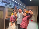 윤석열 대통령이 3일 서울 종로구 대학로에서 연극을 관람한 뒤 배우들과 함께 무대에서 사진을 찍고 있다. 사진 제공=대통령실