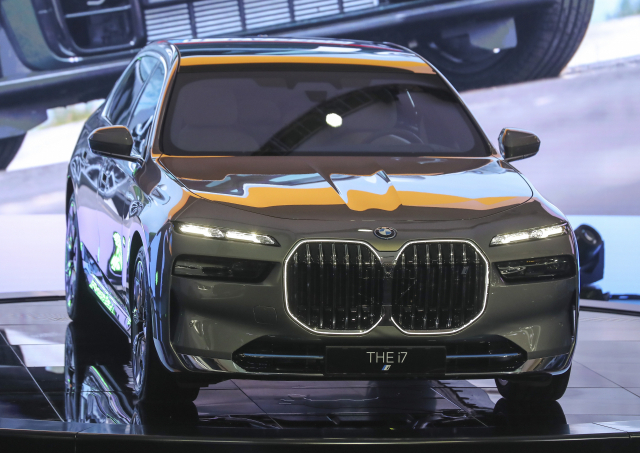 지난달 14일 부산 해운대구 벡스코에서 열린 '2022 부산국제모터쇼' 프레스데이 행사에서 BMW가 순수전기 세단 i7을 국내 첫 공개 하고 있다. /연합뉴스