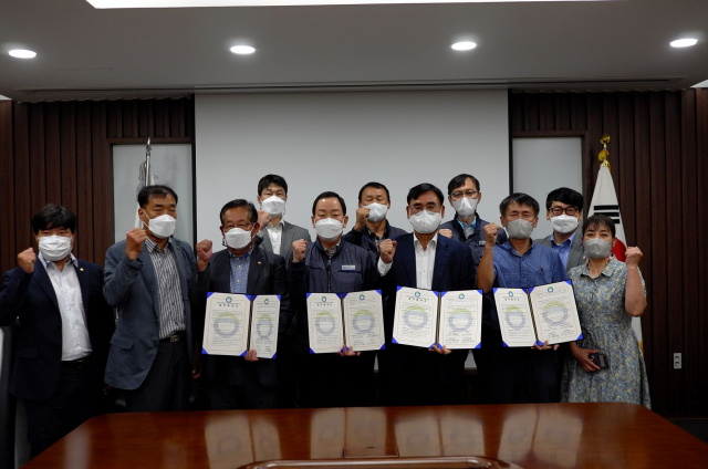 3일 광주광역시 한국환경공단 지역 본부 사무실에서 열린 협약식에서 DL케미칼과 환경공단 관계자들이 포즈를 취하고 있다. 사진 제공=DL케미칼