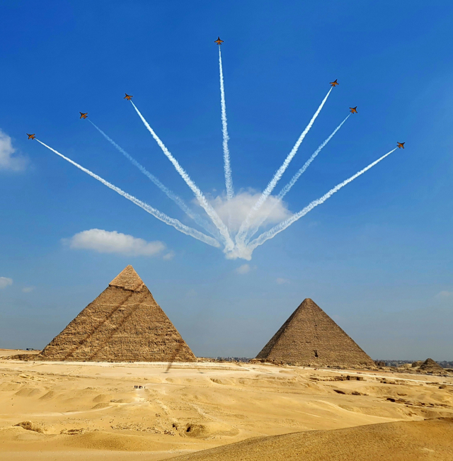 3일(현지시각) 대한민국 공군 블랙이글스가 이집트 에어쇼에서 공중곡예를 하고 있다. 사진제공=KAI