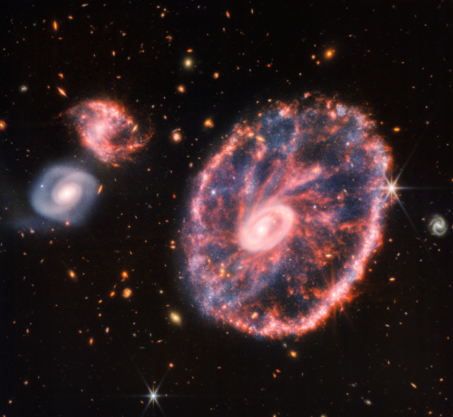 웹 망원경이 포착한 수레바퀴 은하 이미지. 사진제공=NASA