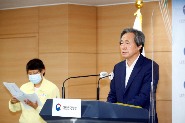 정기석 국가감염병위기대응 자문위원장이 8월 3일 정부서울청사에서 코로나19 대응 정례브리핑을 하고 있다. 사진 제공=복지부