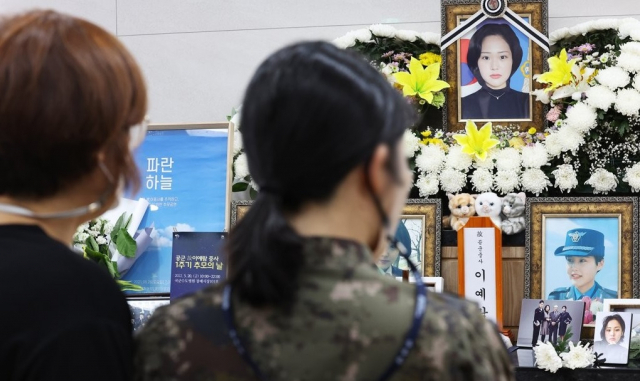 경기도 성남시 국군수도병원 장례식장에서 열린 추모의 날에서 공군 성폭력 피해자 고(故) 이예람 중사를 추모객이 추모하고 있다. 연합뉴스