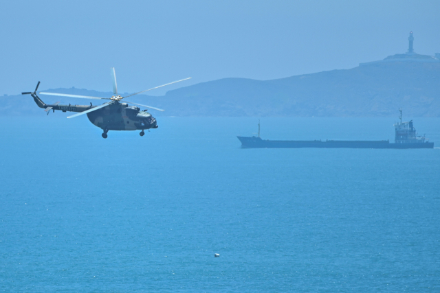 중국군 소속 군용 헬기가 4일 대만과 인접한 중국 남부 푸젠성 핑탄섬 상공을 비행하고 있다. /AFP연합뉴스