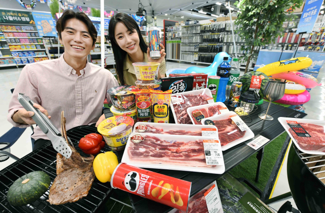 홈플러스 모델들이 4일 서울 문래동 홈플러스 영등포점에서 바캉스 먹거리 상품을 소개하고 있다./사진 제공=홈플러스