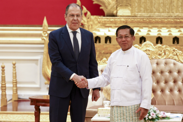 3일(현지 시간) 미얀마 네피도에서 열린 러시아·미얀마 외교장관회담. 러시아 외무장관이 미얀마를 방문한 것은 2013년 이후 9년 만이다.AP연합뉴스